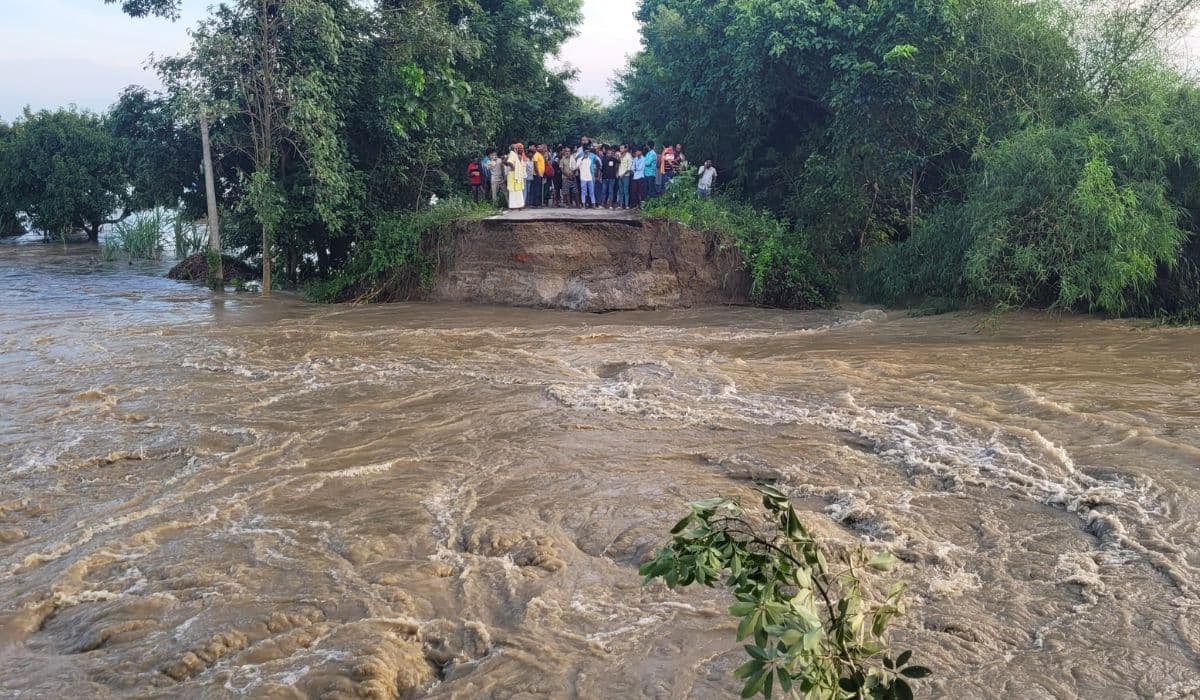 Flood in Bihar: बेतिया में पुलिया से सटे सड़क का हिस्सा ध्वस्त, दर्जनों गांव जलमग्न, बागमती के जलस्तर में गिरावट दर्ज