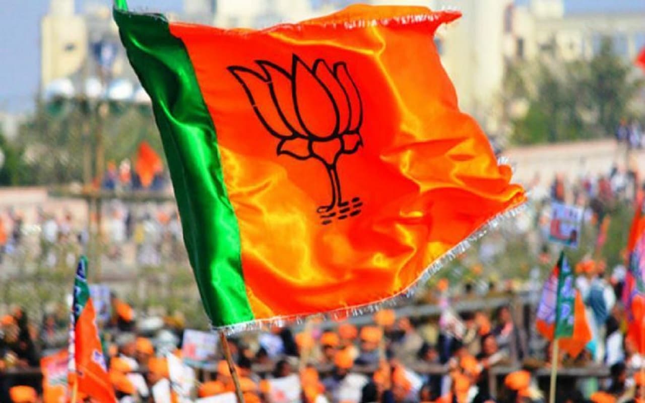 झारखंड विधानसभा चुनाव: BJP में टिकट के लिए मारामारी, किसी ने सौंपा रिज्यूम तो कोई बांटा देवघर का पेड़ा