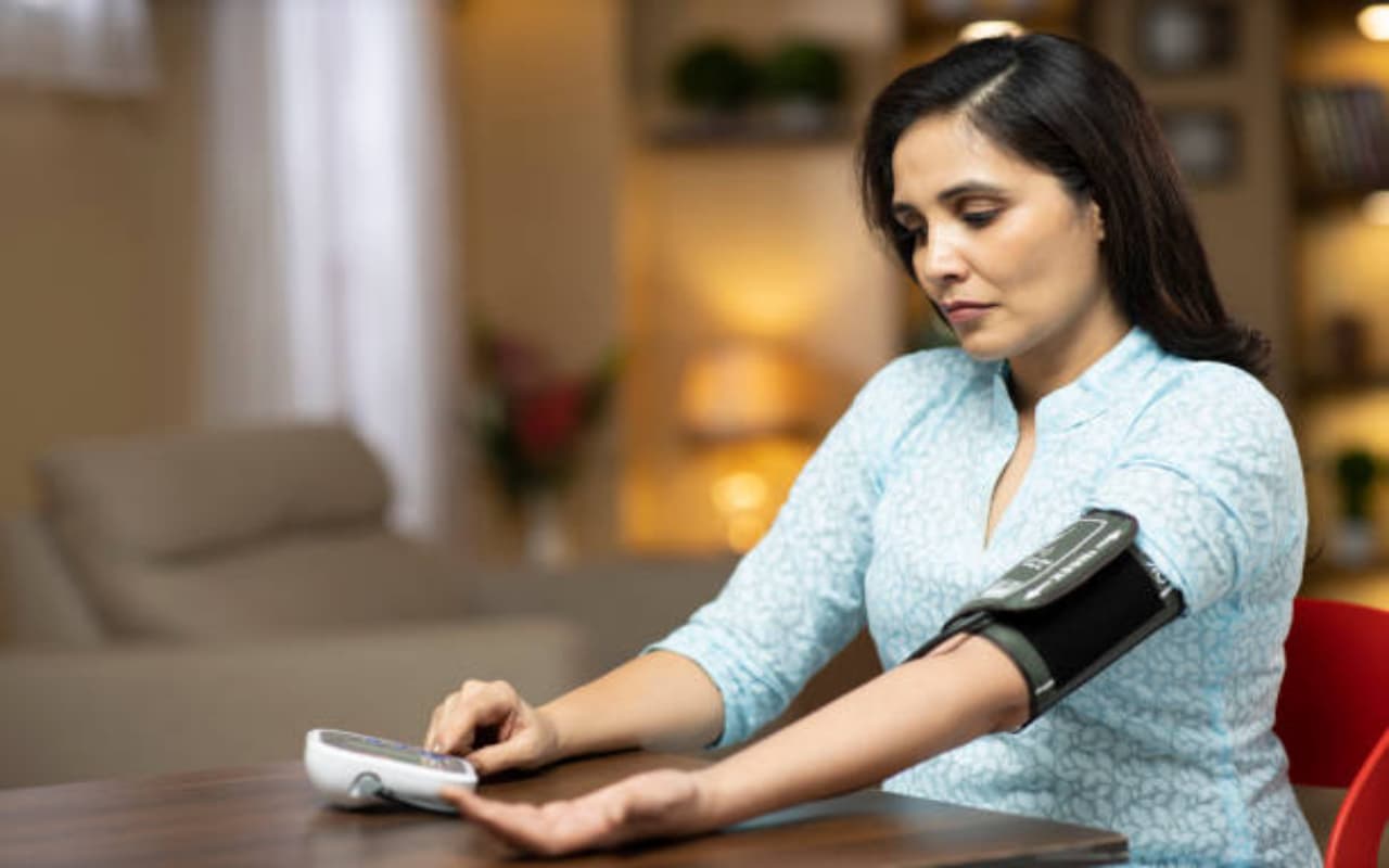 Lifestyle Tips: कंट्रोल में रहेगा ब्लड प्रेशर, रोज सुबह उठकर करें ये काम