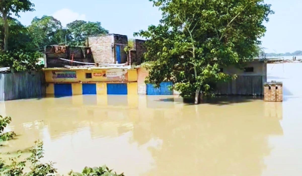 छपरा के मांझी में रिंग बांध टूटा, गांव में घुसा बाढ़ का पानी, ऊंचे स्थान पर शरण लेने को मजबूर हुए ग्रामीण