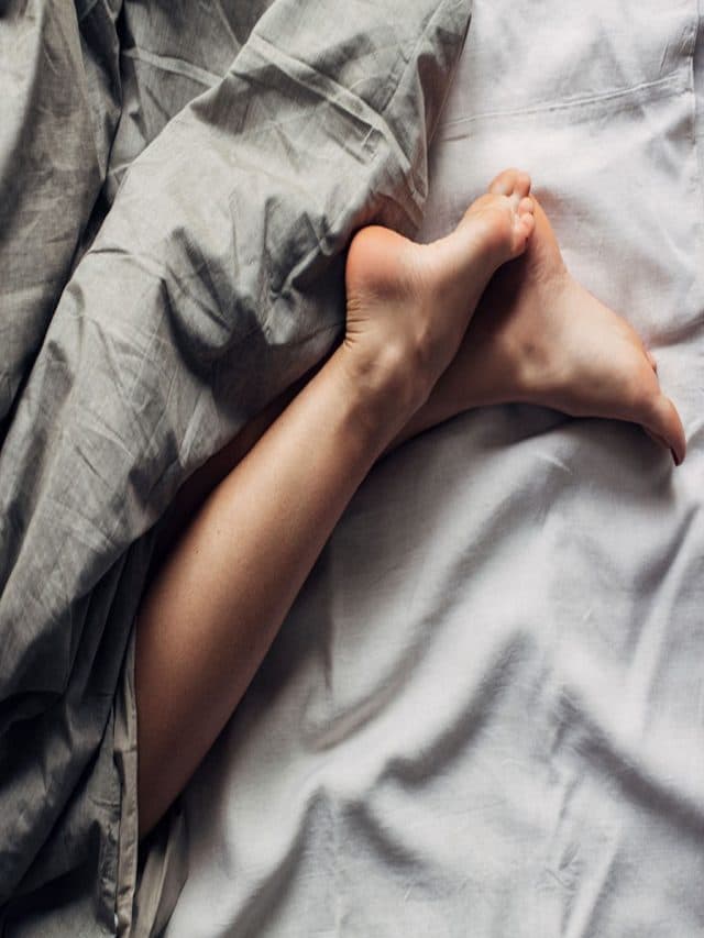 बिना कपड़ों के सोने से क्या फर्क पड़ता है?