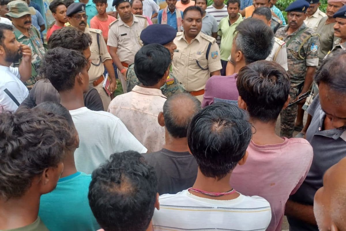 स्थानीय लोगों को समझाते पुलिस पदाधिकारी स्थानीय लोगों को समझाते पुलिस पदाधिकारी
