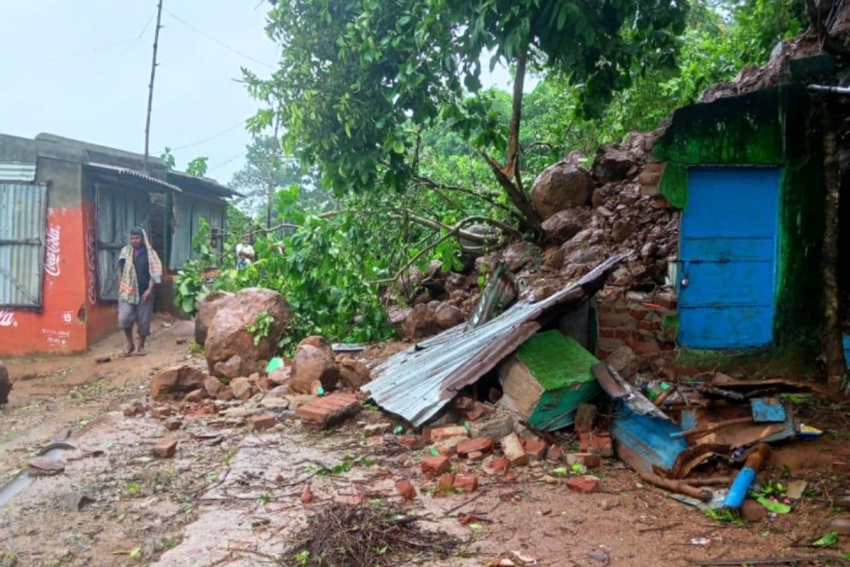 Landslide in Dumka: झारखंड में भारी बारिश से मसानजोर पहाड़ पर भू-स्खलन, 2 दुकानें जमींदोज