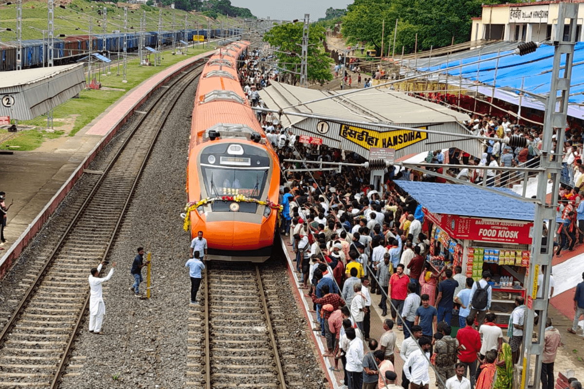 Dumka Vande Bharat: तूफानी रफ्तार के साथ दुमका पहुंची वंदे भारत, स्टेशन में मारी धांसू एंट्री