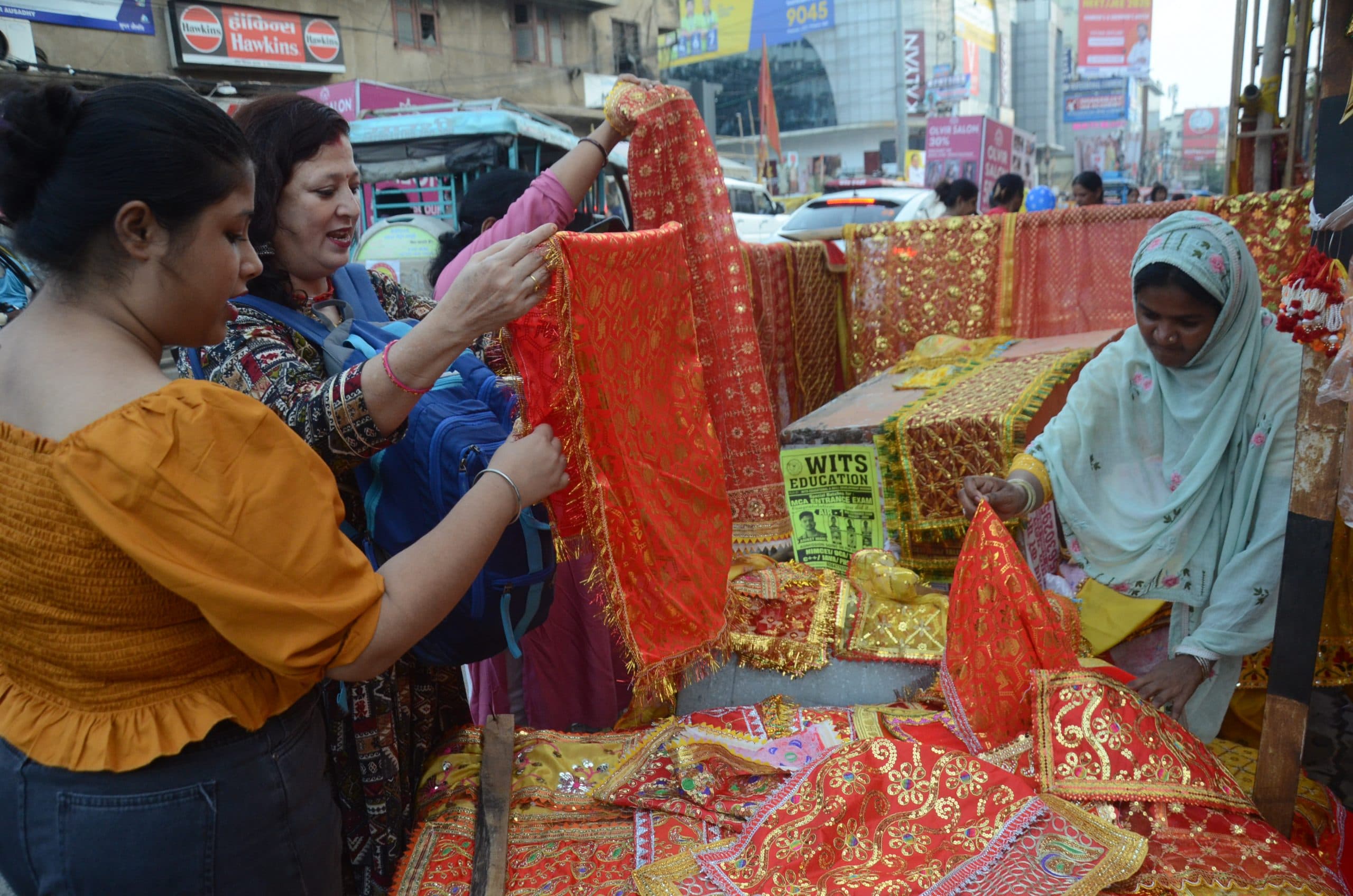 Durga Puja: दशहरा को लेकर सज गई पटना की दुकानें, डिजाइनर कपड़ों की है खूब डिमांड