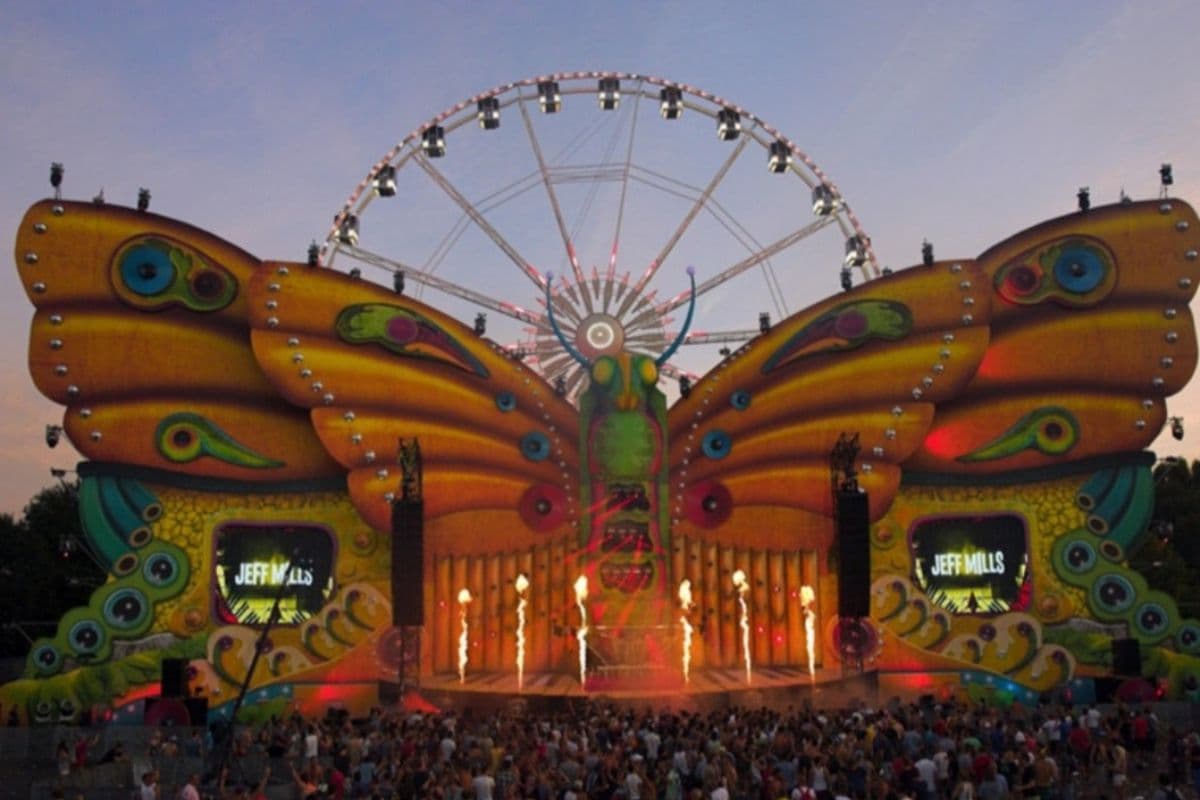 Durga Puja: उड़ती तितली के थीम पर बने पूजा पंडाल में विराजमान होंगी मां जगदंबे