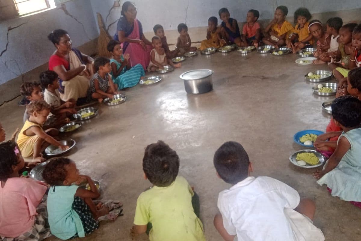 Good News: झारखंड के आंगनबाड़ी केंद्रों में बच्चों को मिलने लगे अंडे, इनकी पहल लायी रंग Good News: झारखंड के आंगनबाड़ी केंद्रों में बच्चों को मिलने लगे अंडे, इनकी पहल लायी रंग
