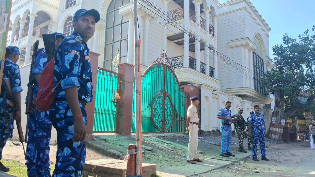 Bihar Raid News: गया में पूर्व MLC मनोरमा देवी के घर में NIA की छापेमारी, नक्सली गतिविधियों से जुड़ा है मामला Bihar Raid News: गया में पूर्व MLC मनोरमा देवी के घर में NIA की छापेमारी, नक्सली गतिविधियों से जुड़ा है मामला