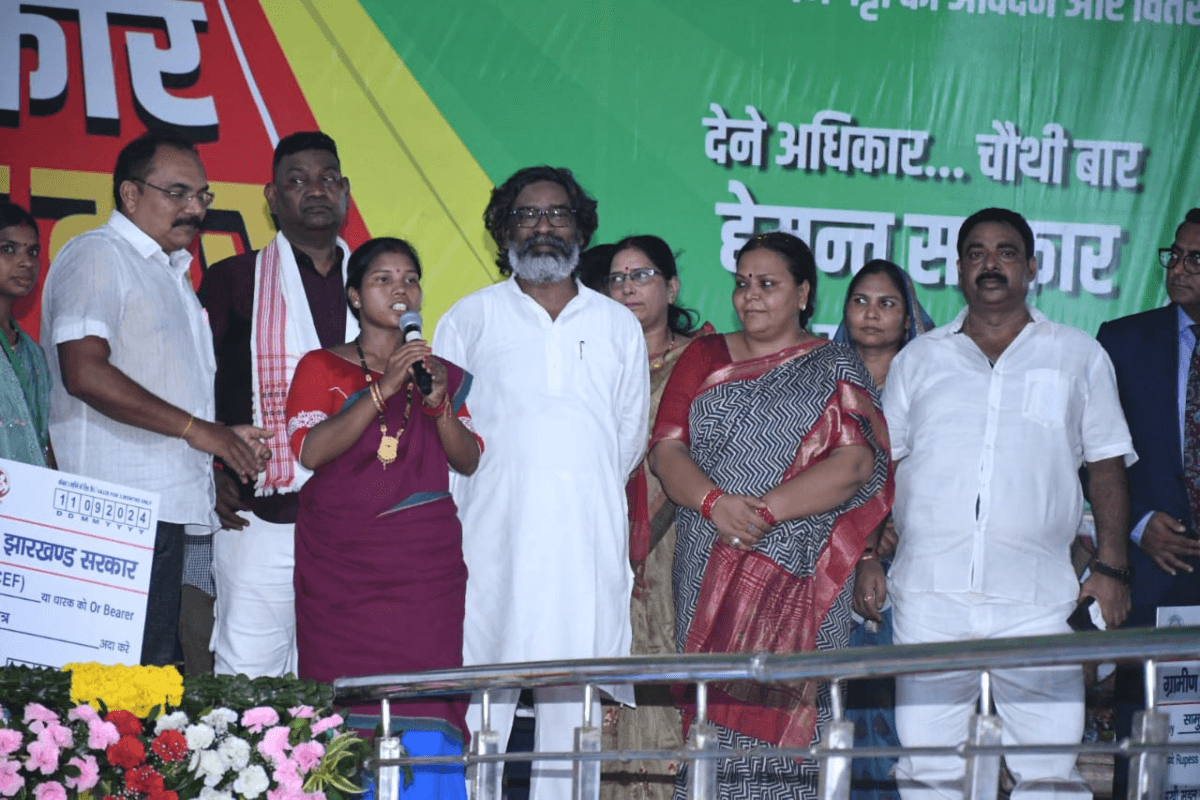 Jharkhand Politics: कृषि मंत्री दीपिका पांडेय सिंह ने सीएम हेमंत सोरेन के सामने चंपाई सोरेन पर लगाए गंभीर आरोप