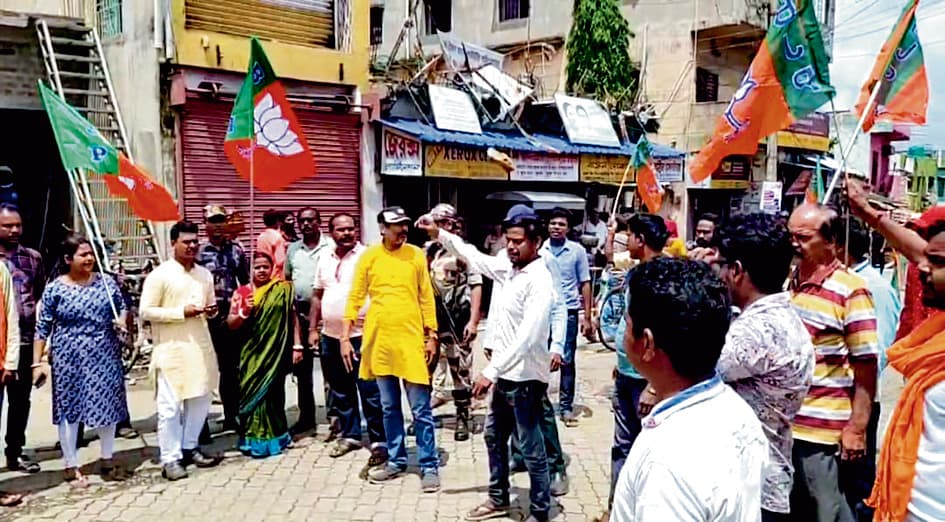 बांकुड़ा ब्लास्ट के खिलाफ भाजपा का चक्काजाम