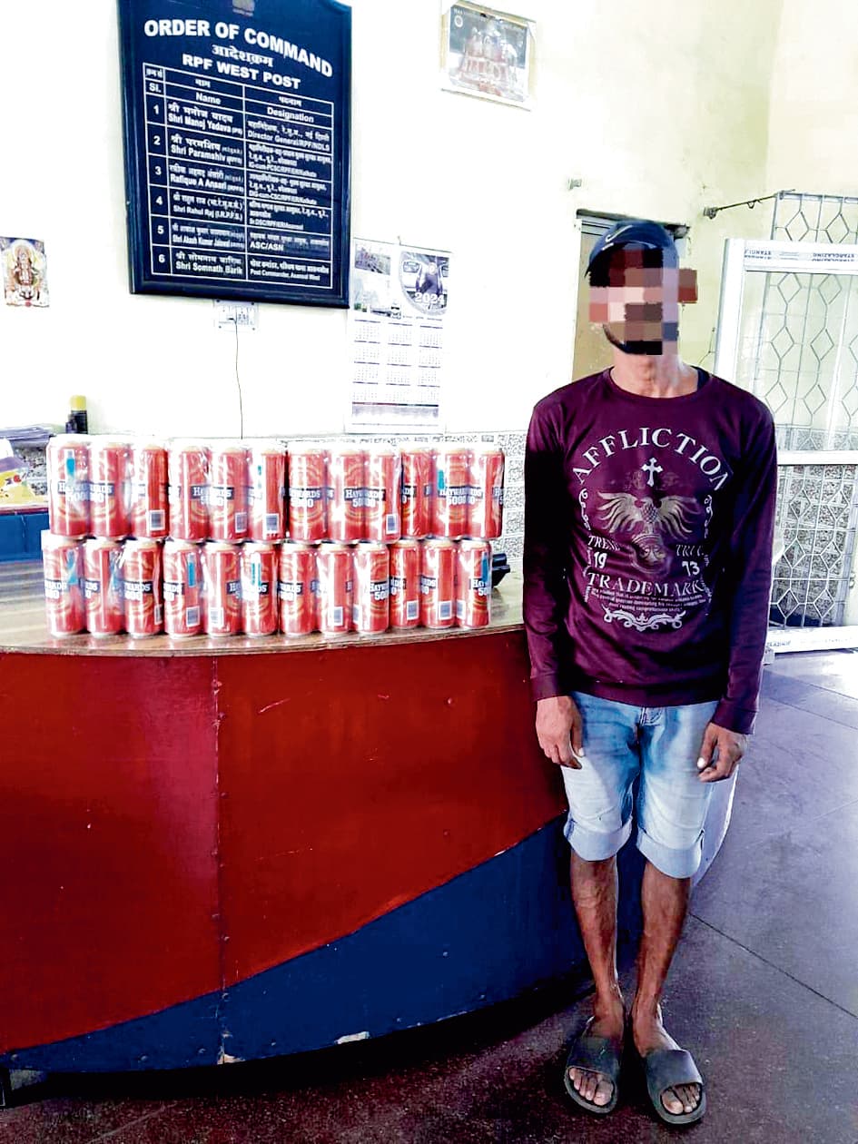 आसनसोल स्टेशन पर पकड़ी गयी अवैध शराब, एक आरोपी अरेस्ट
