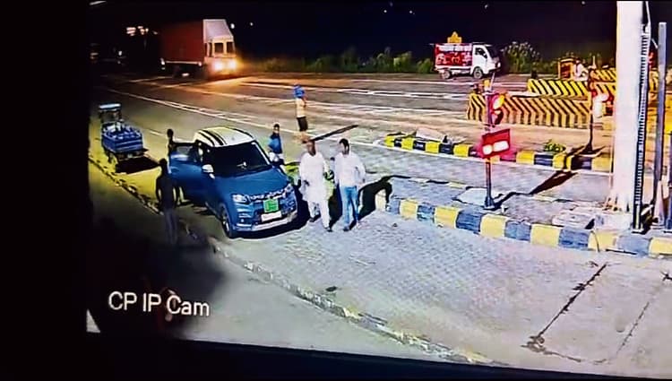 टोल प्लाजा पर गाड़ी पास कराने के विवाद में झड़प, राजद नेता समेत 20 पर केस