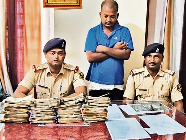 बरहिमा टोल टैक्स पर 9.13 लाख कैश के साथ युवक गिरफ्तार