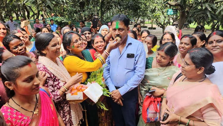 पोषण सखियों ने गिरिडीह विधायक को मिठाई खिलाकर जताया आभार