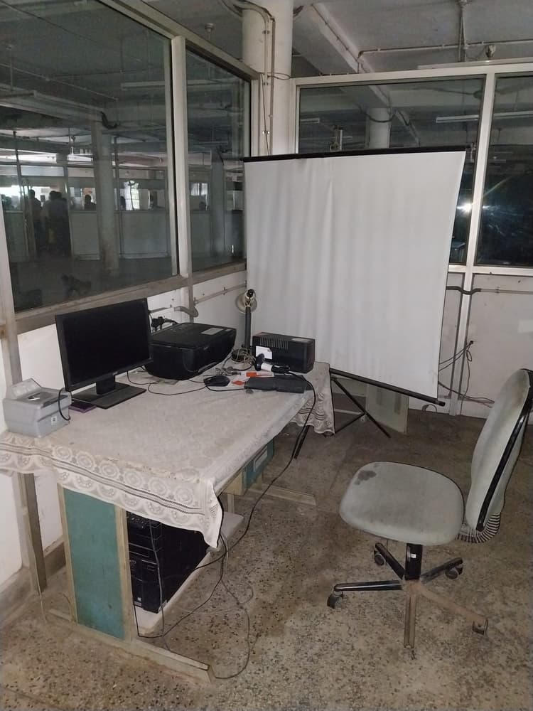 प्रधान डाकघर में तीन माह से नहीं बन रहा आधार कार्ड, निराश लौट रहे लोग