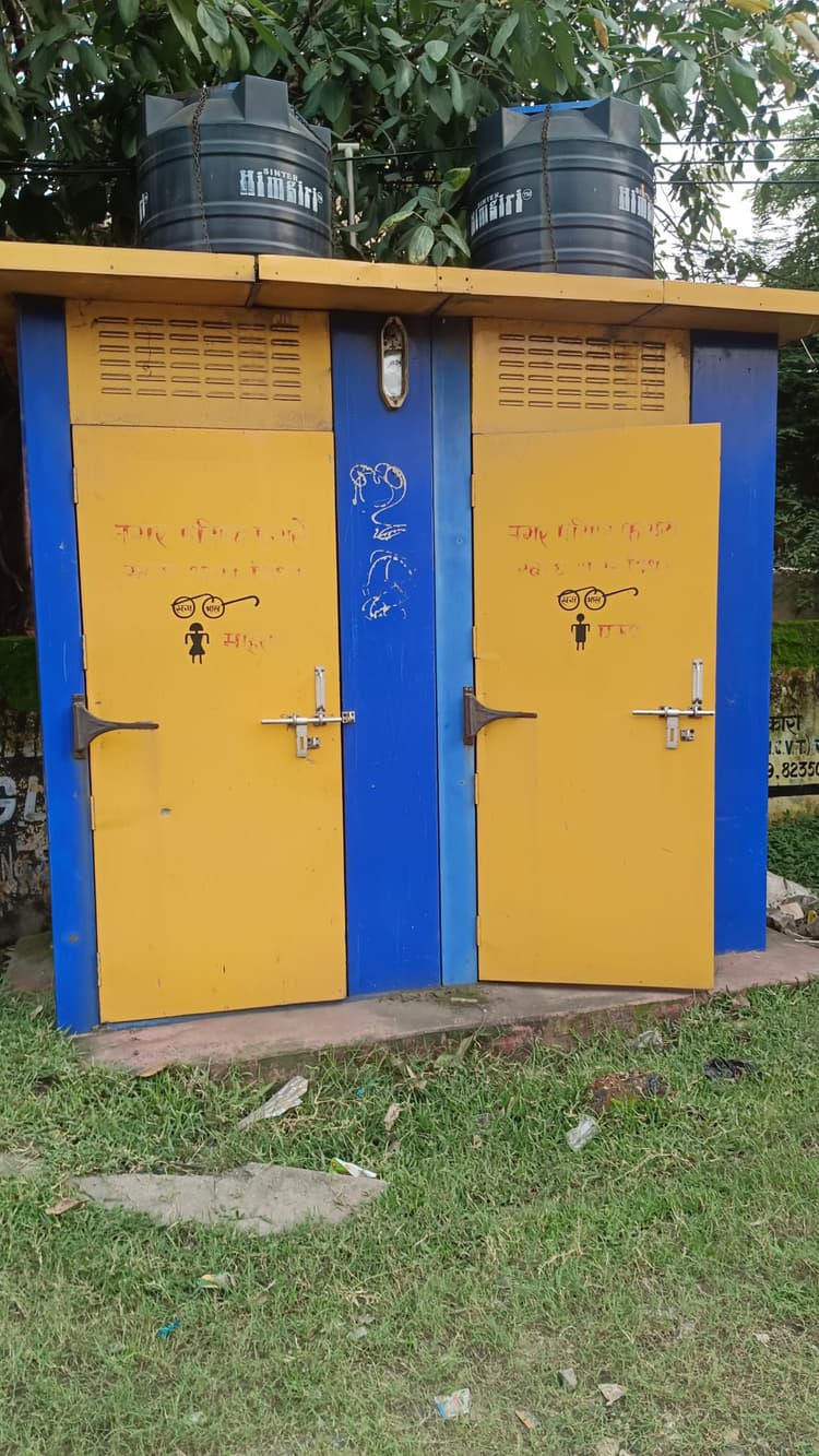 फुसरो में 73.20 लाख रुपये से बनाये गये 30 मॉड्यूल शौचालय, अधिकतर अनुपयोगी