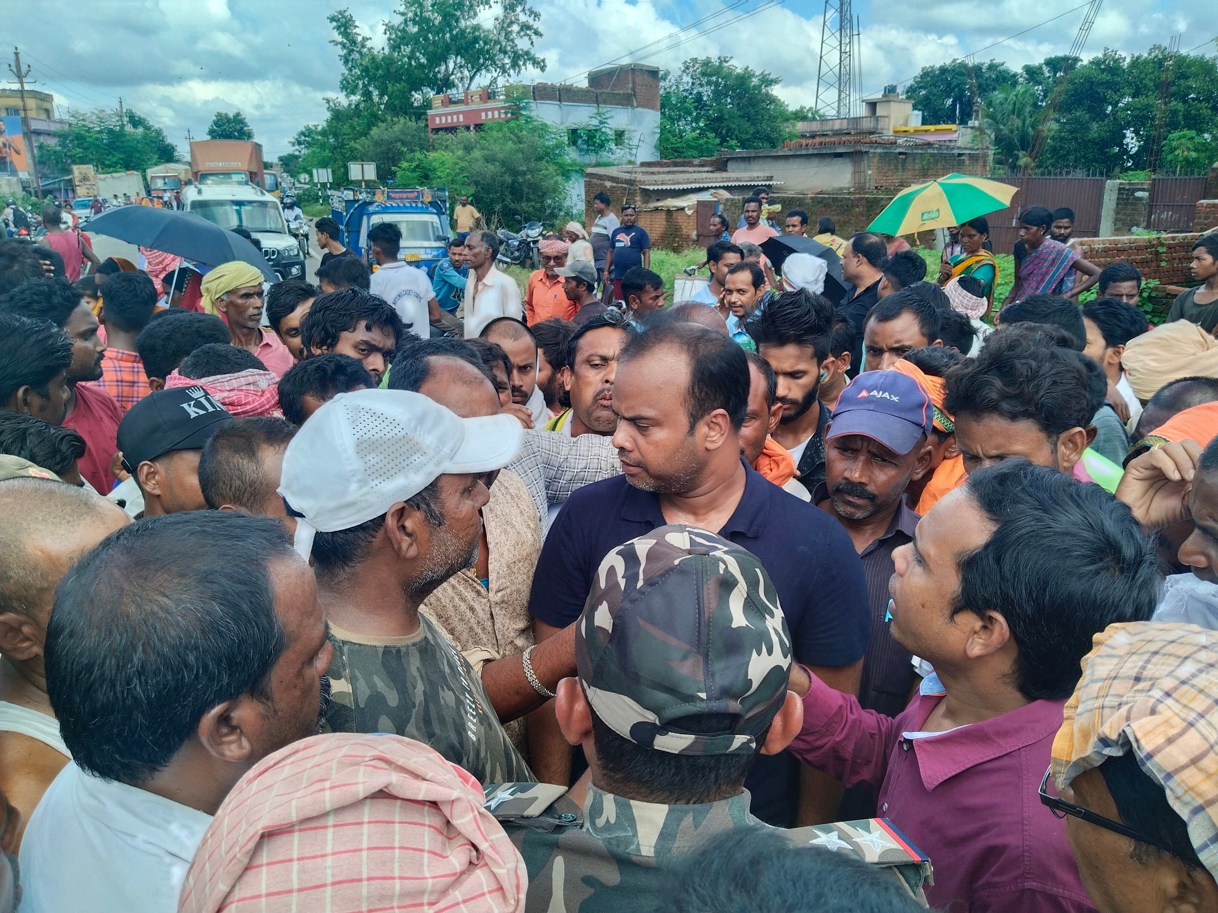 हादसे में घायल वृद्ध ने तोड़ा दम, आक्रोशित परिजनों व ग्रामीणों की सड़क जाम