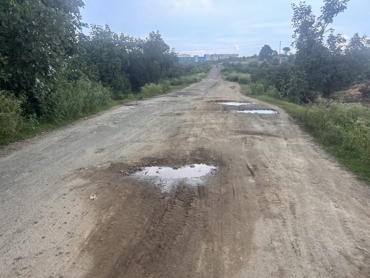 पालगंज-खेताडाबर सड़क सुदृढ़ीकरण कार्य बंद, ग्रामीण परेशान