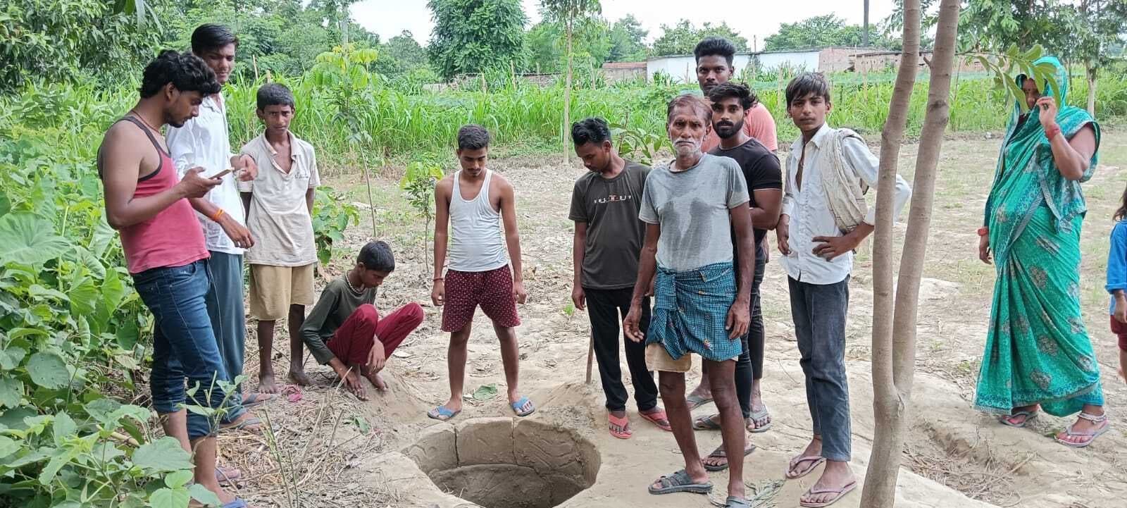 Motihari news: खेत में मिला गड्ढे नुमा कुआं, खुदाई में मिले हड्डियों के अवशेष