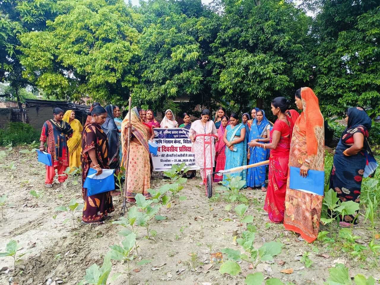 RPCAUniversity, Pusa, Samastipur: आटा चक्की का किसानों के बीच किया गया प्रत्यक्षण
