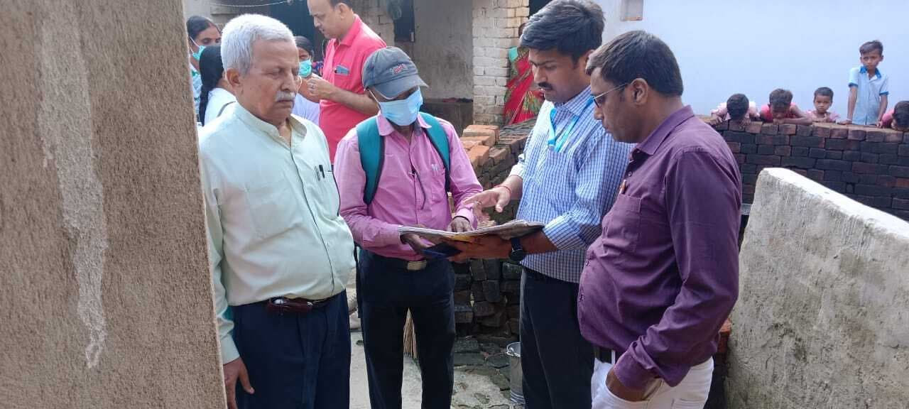 डायरिया प्रभावित गांवों का सिविल सर्जन ने किया दौरा