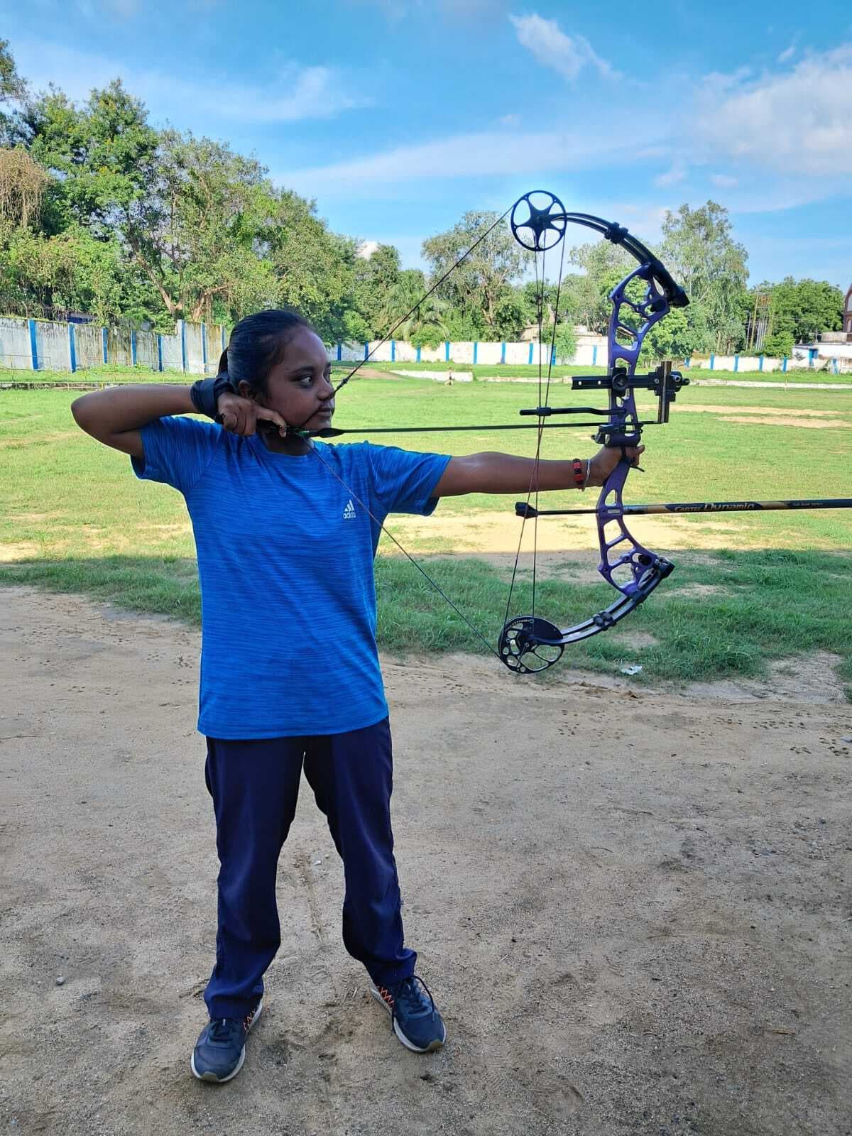 खेल मंत्री ने साल भर पहले धनुष देने का किया था वादा, पर अब तक नहीं मिला