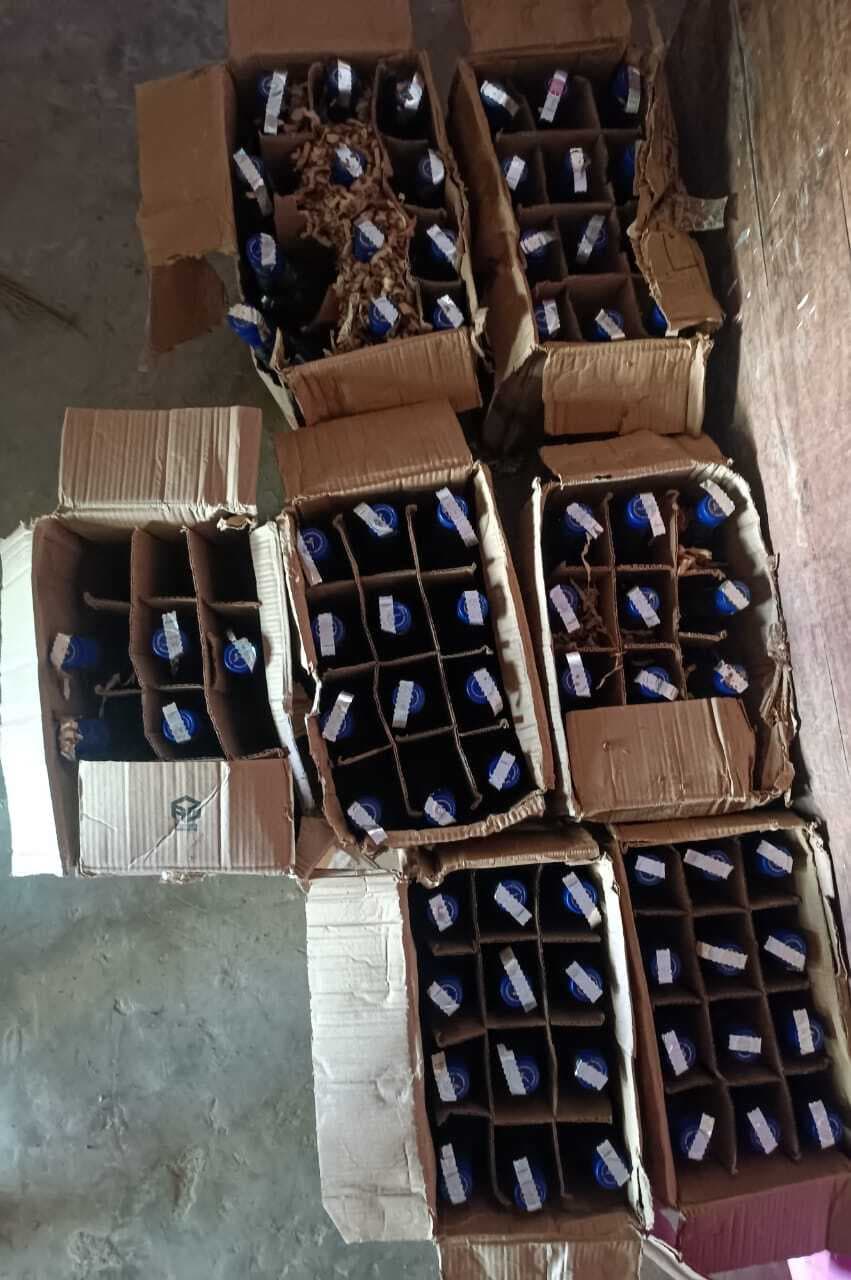 60 लीटर अंग्रेजी शराब के साथ दो तस्कर गिरफ्तार