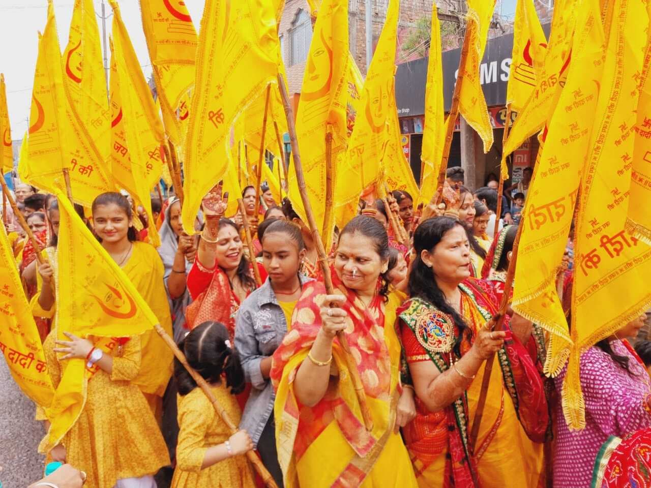 श्रीश्री 108 राणी सती मंदिर प्रांगण से श्रद्धालुओं ने निकाली निशान यात्रा