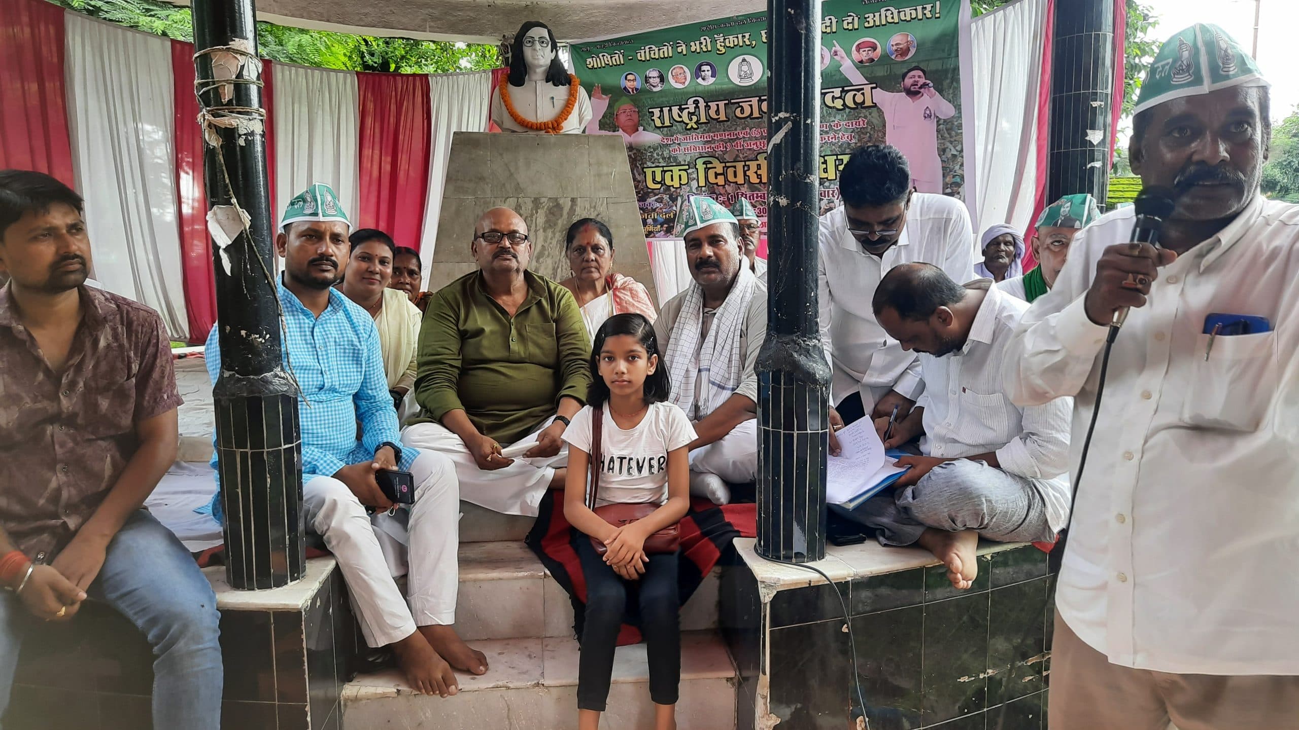 आरक्षण व जाति गणना के सवाल पर राजद ने दिया धरना