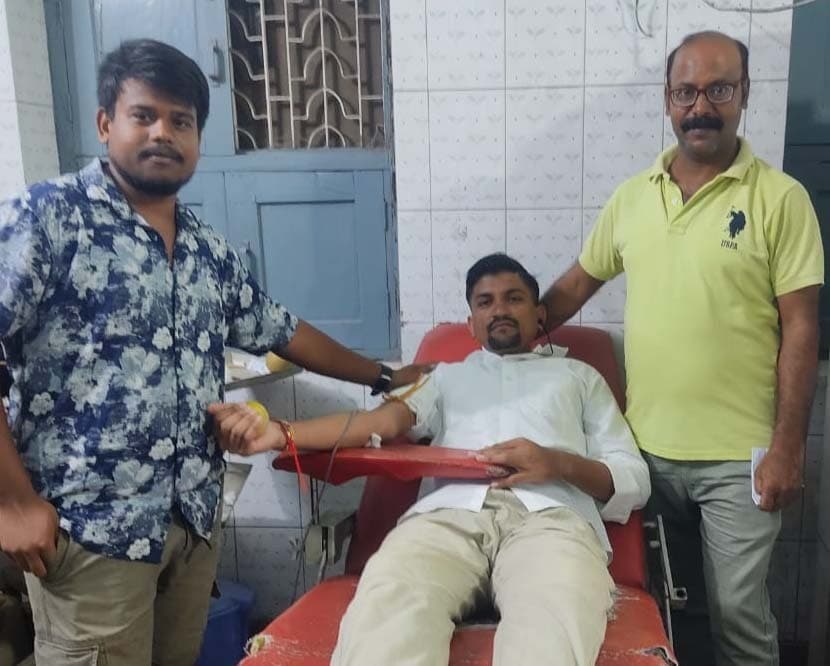 रक्तदान कर मरीज की बचायी जान