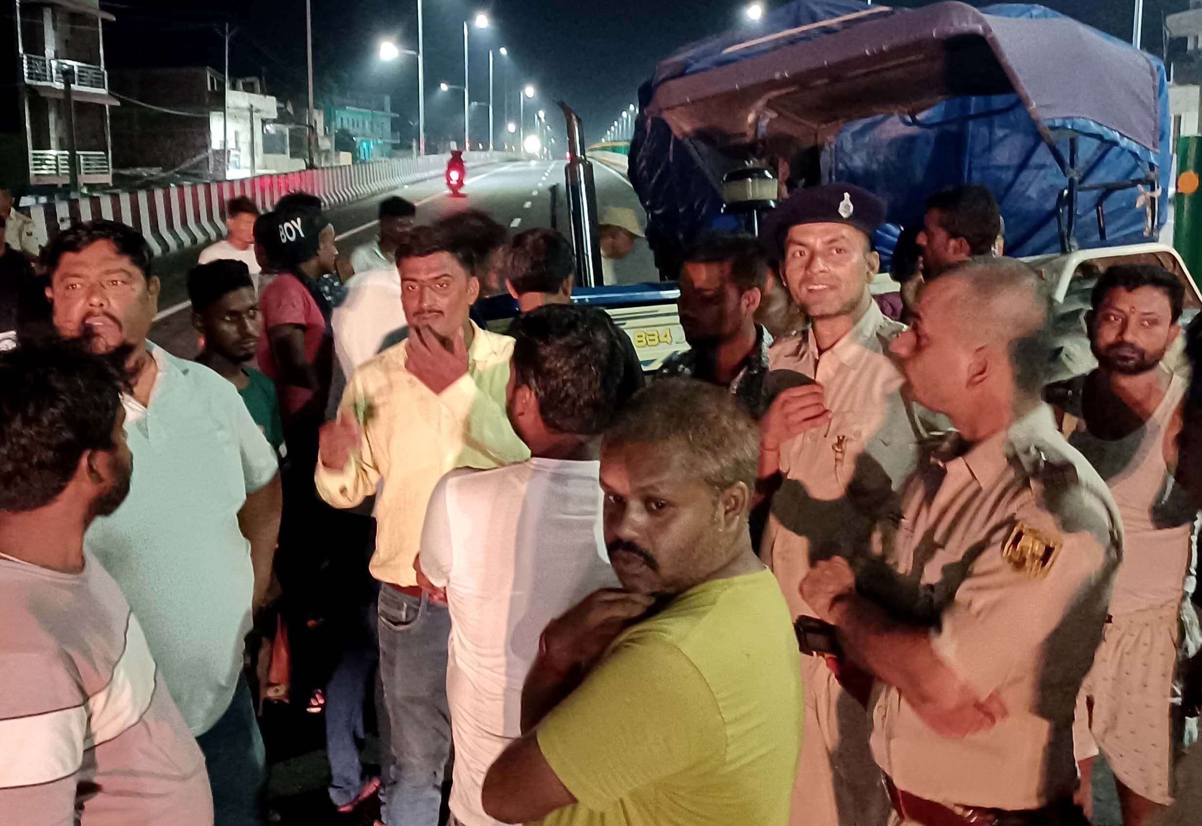 सड़क दुर्घटना में दो व्यक्ति घायल