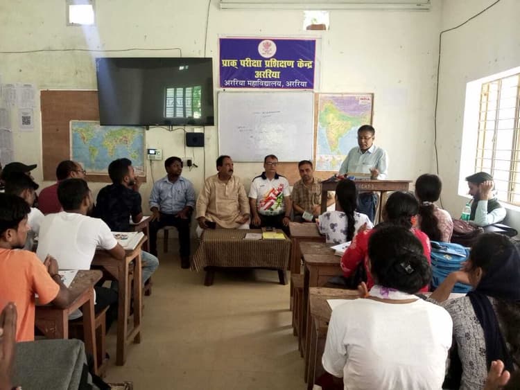 अररिया कॉलेज में छात्रों को एचआइवी से बचाव की दी जानकारी