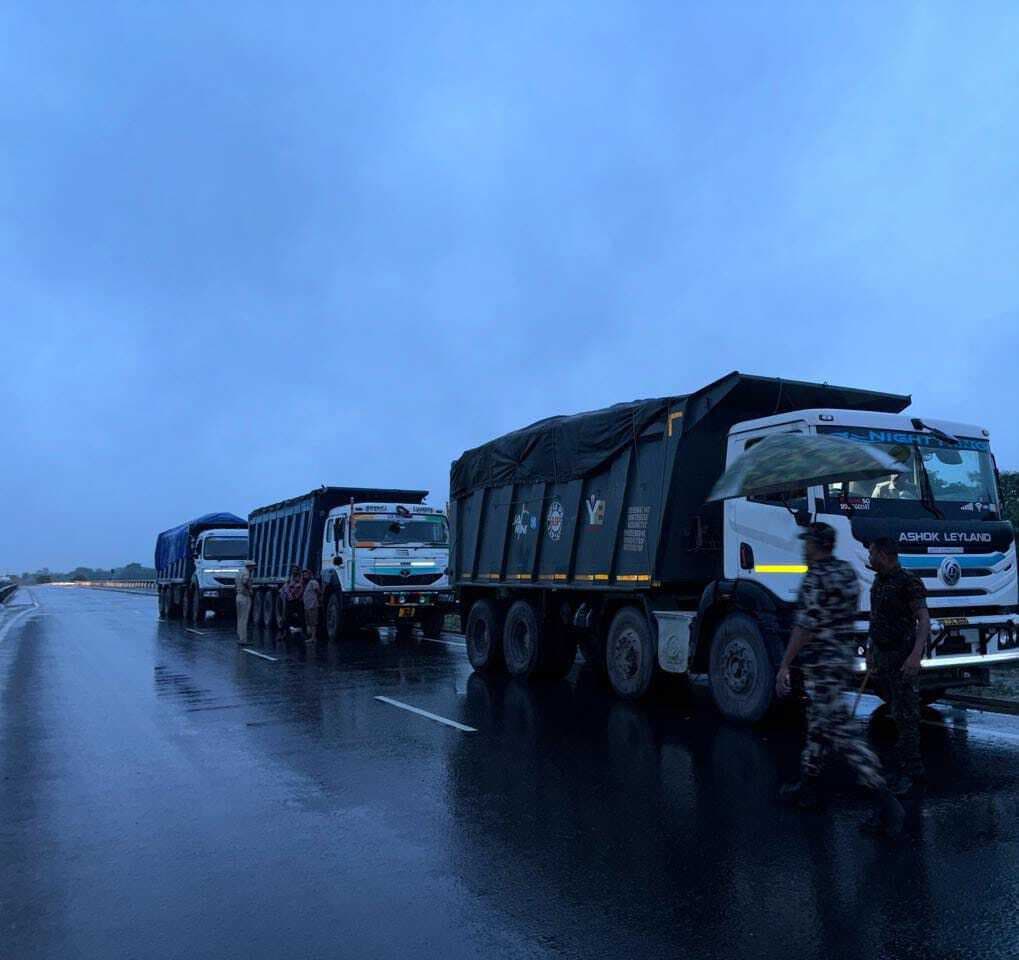 डीएसपी ने बालू लदे ओवर लोड तीन ट्रकों को किया जब्त, माफियाओं में हड़कंप