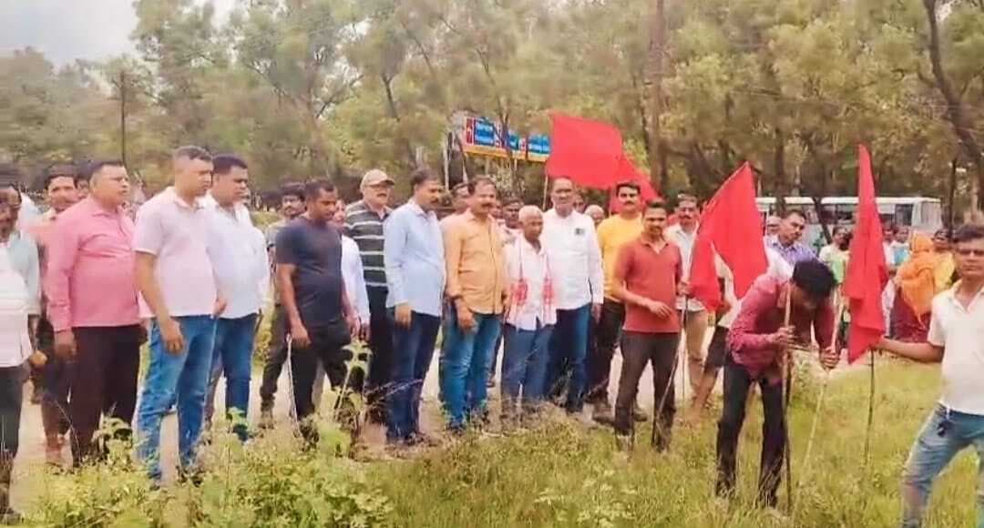 विस्थापित मोर्चा का जुलूस, कुटे में की झंडागड़ी