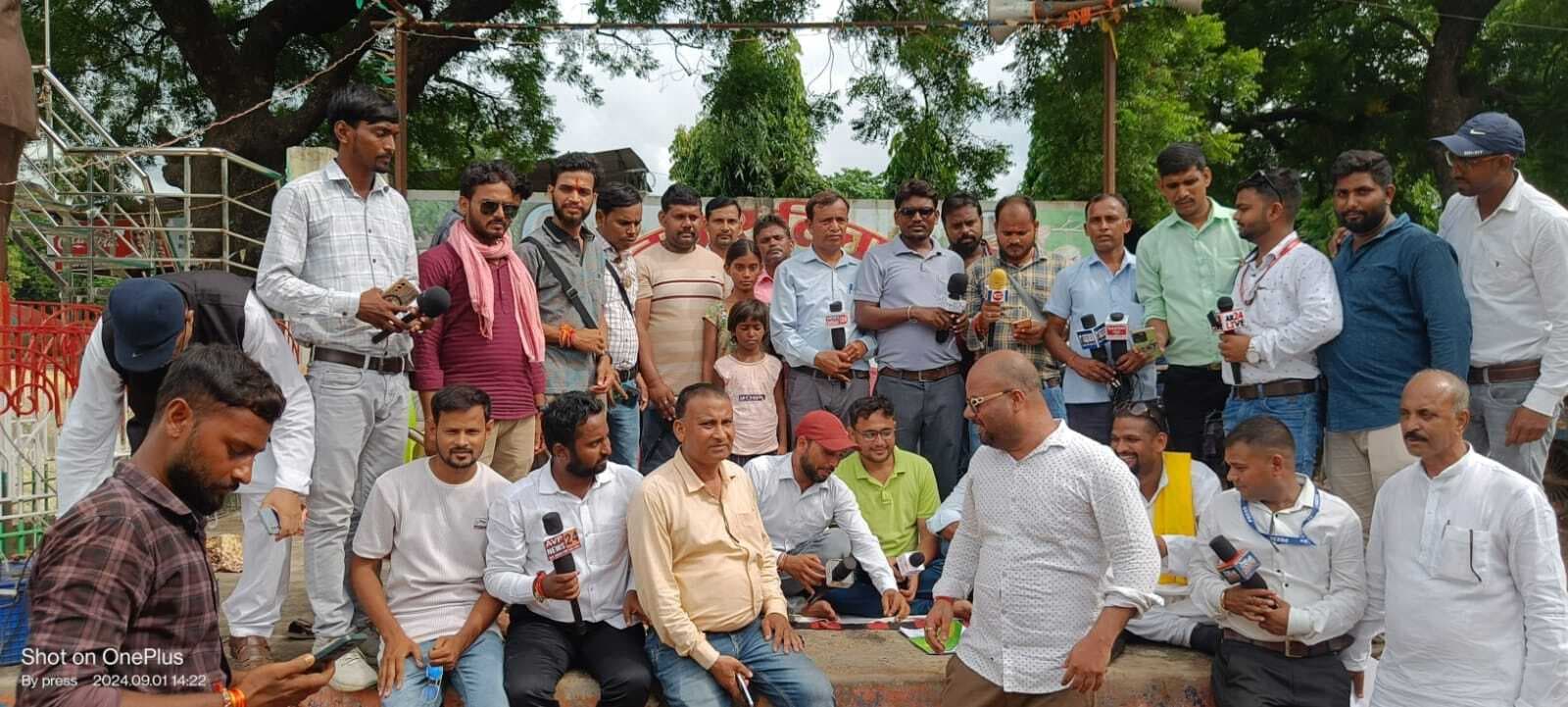 यूट्यूबर के साथ मारपीट के विरोध में दिया धरना