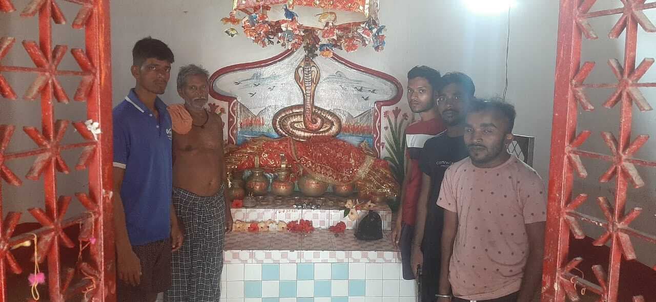 विषहरी मंदिर से आधा किलो चांदी की झांप की हुई चोरी