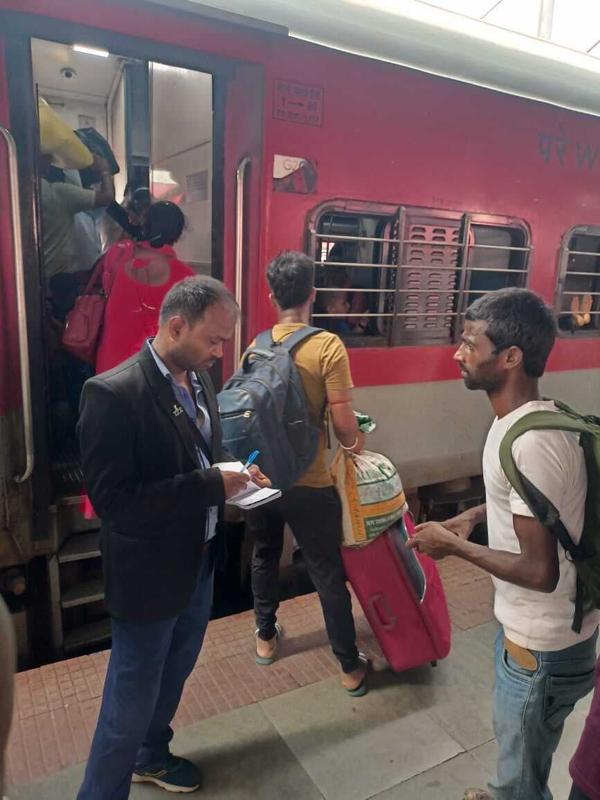Samastipur News:Railway News:चेकिंग में बिना टिकट पाये गये 2360 मामले