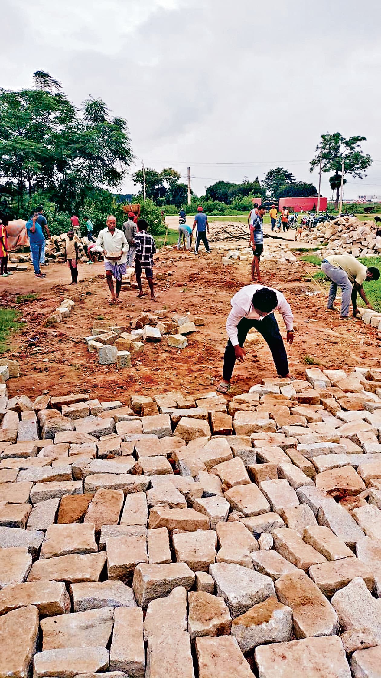 Ranchi news : हुंडरू के ग्रामीणों ने श्रमदान कर बनायी सड़क