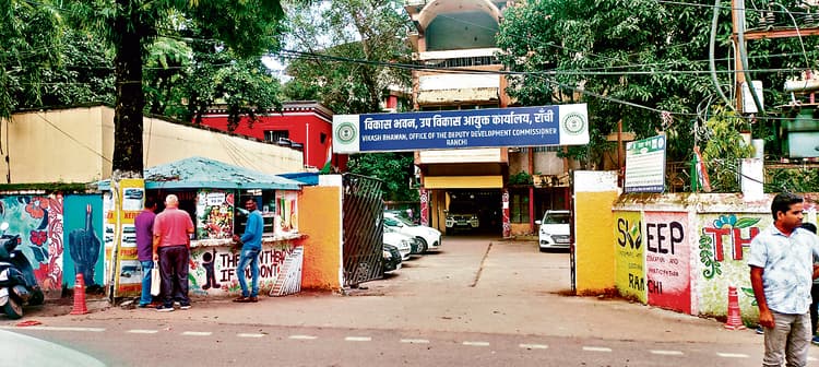 Ranchi news : विकास भवन परिसर में अवैध तरीके से चल रहीं पान व गुटखा की दुकानें