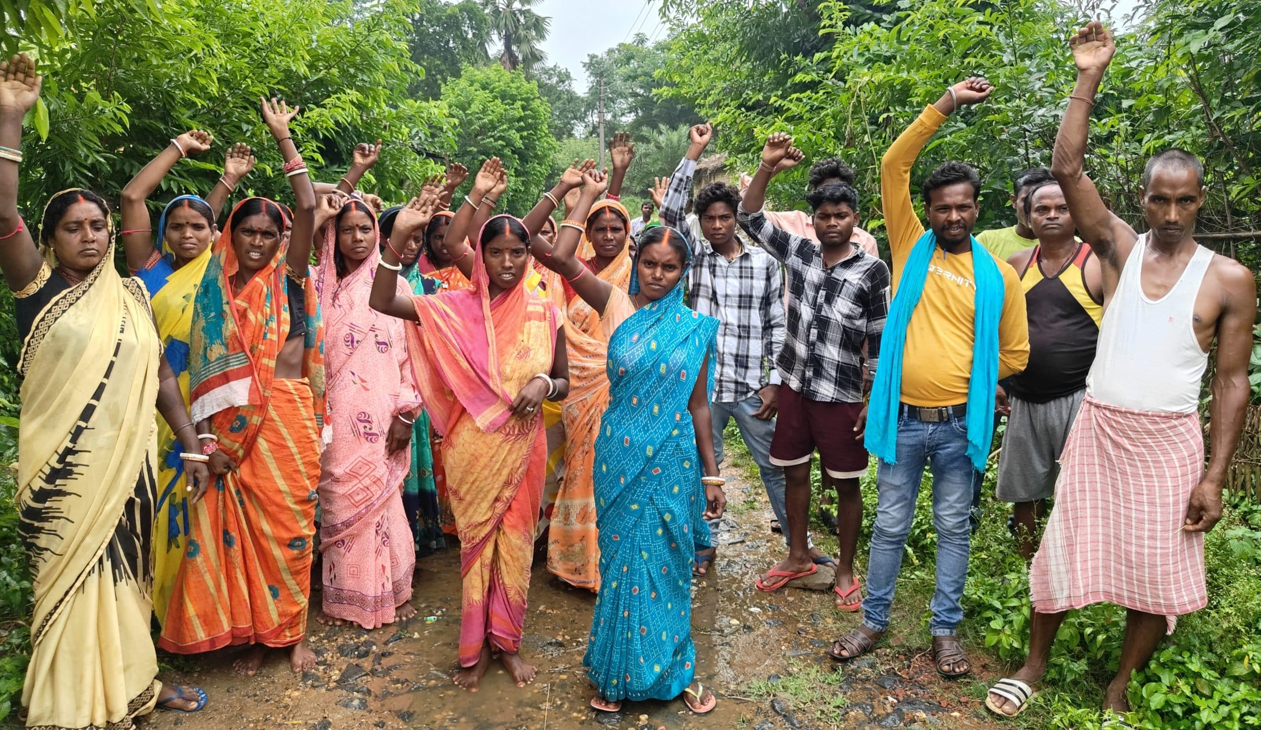 सड़क व पेयजल समस्या को लेकर ग्रामीणों ने किया विरोध प्रदर्शन