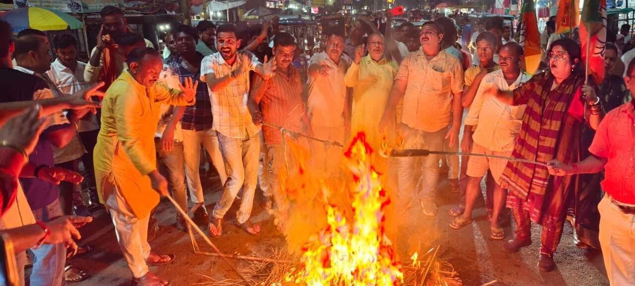 भाजयुमो ने फूंका मुख्यमंत्री का पुतला