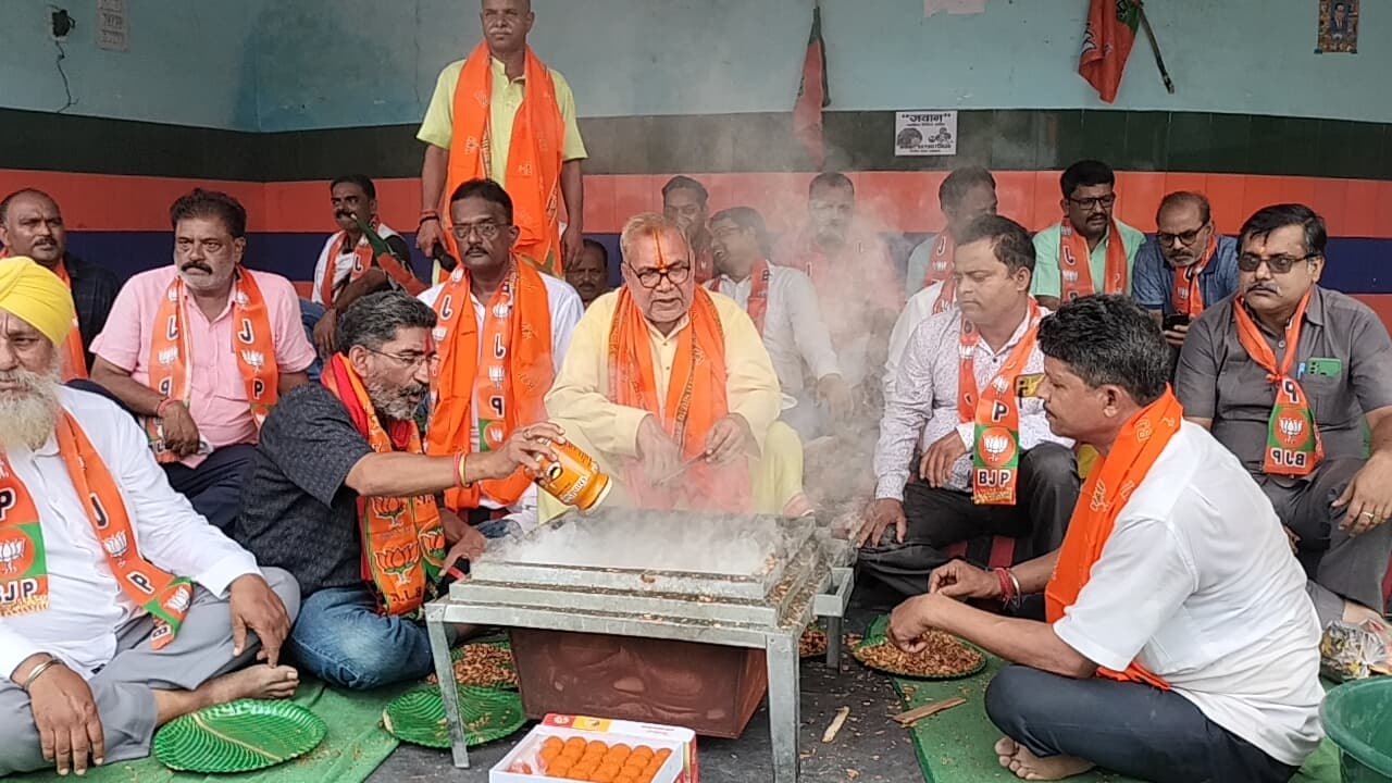 भाजपा महानगर के विक्षुब्धों ने शुद्धीकरण के लिए किया हवन