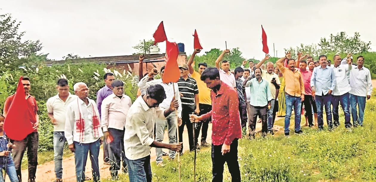 Ranchi News : एचइसी परिसर में प्रस्तावित होटल की जमीन पर विस्थापितों ने गाड़ा झंडा