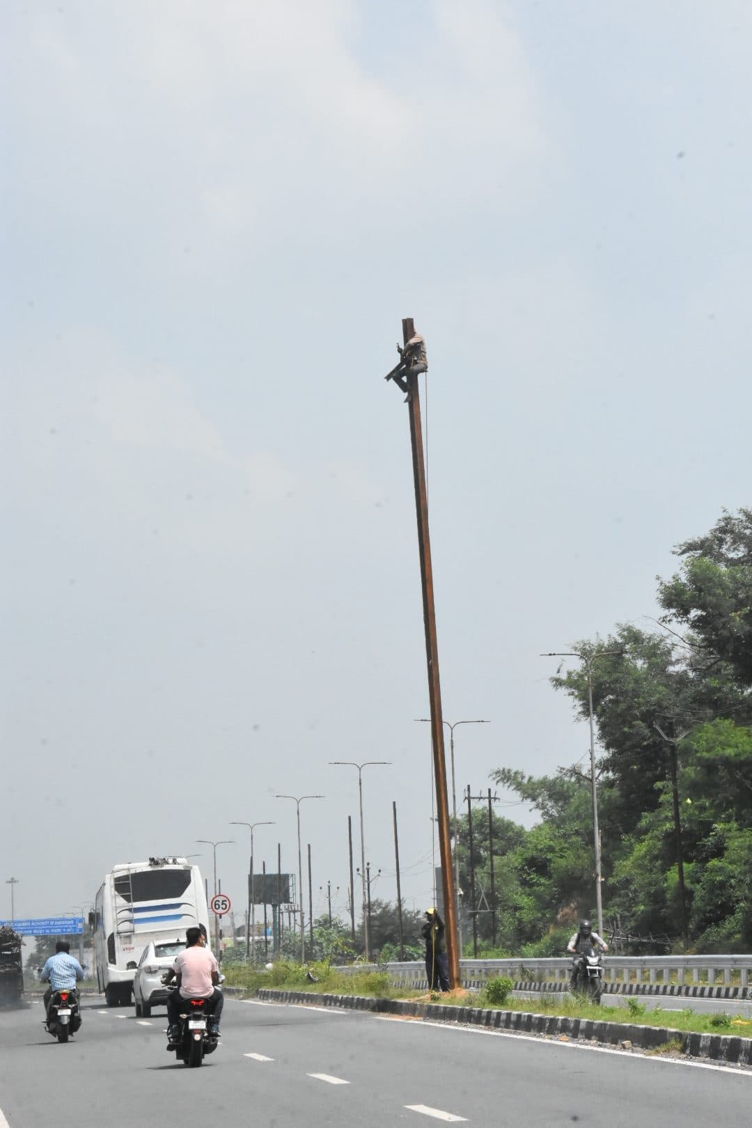 यह तो हद है : नियमों का उल्लंघन कर कामगारों की जिंदगी से खेल रहे ठेकेदार