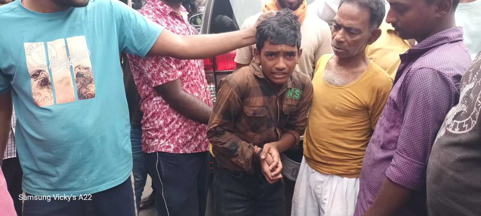 कार से बैग निकालते पकड़ाया नाबालिग, लोगों ने की जमकर पिटाई