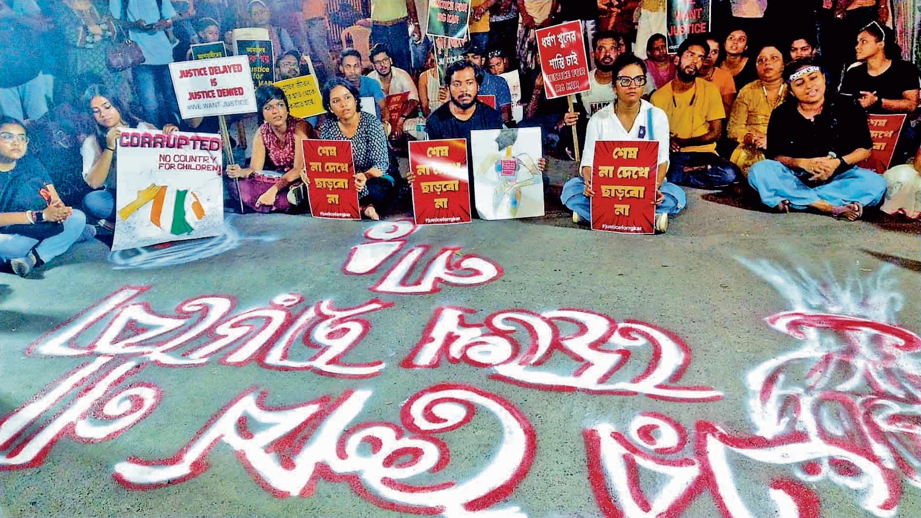 धर्मतला में रात में धरने पर बैठे नागरिक समाज के लोग