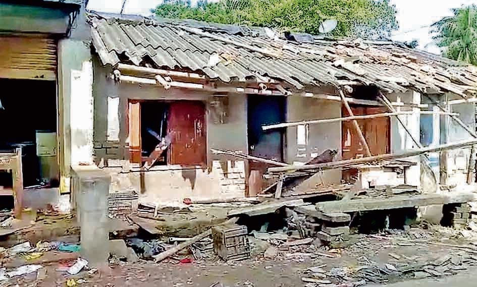 मध्यमग्राम में बच्ची का यौन शोषण, आरोपी के घर व दुकान में तोड़फोड़, लाठीचार्ज, तनाव