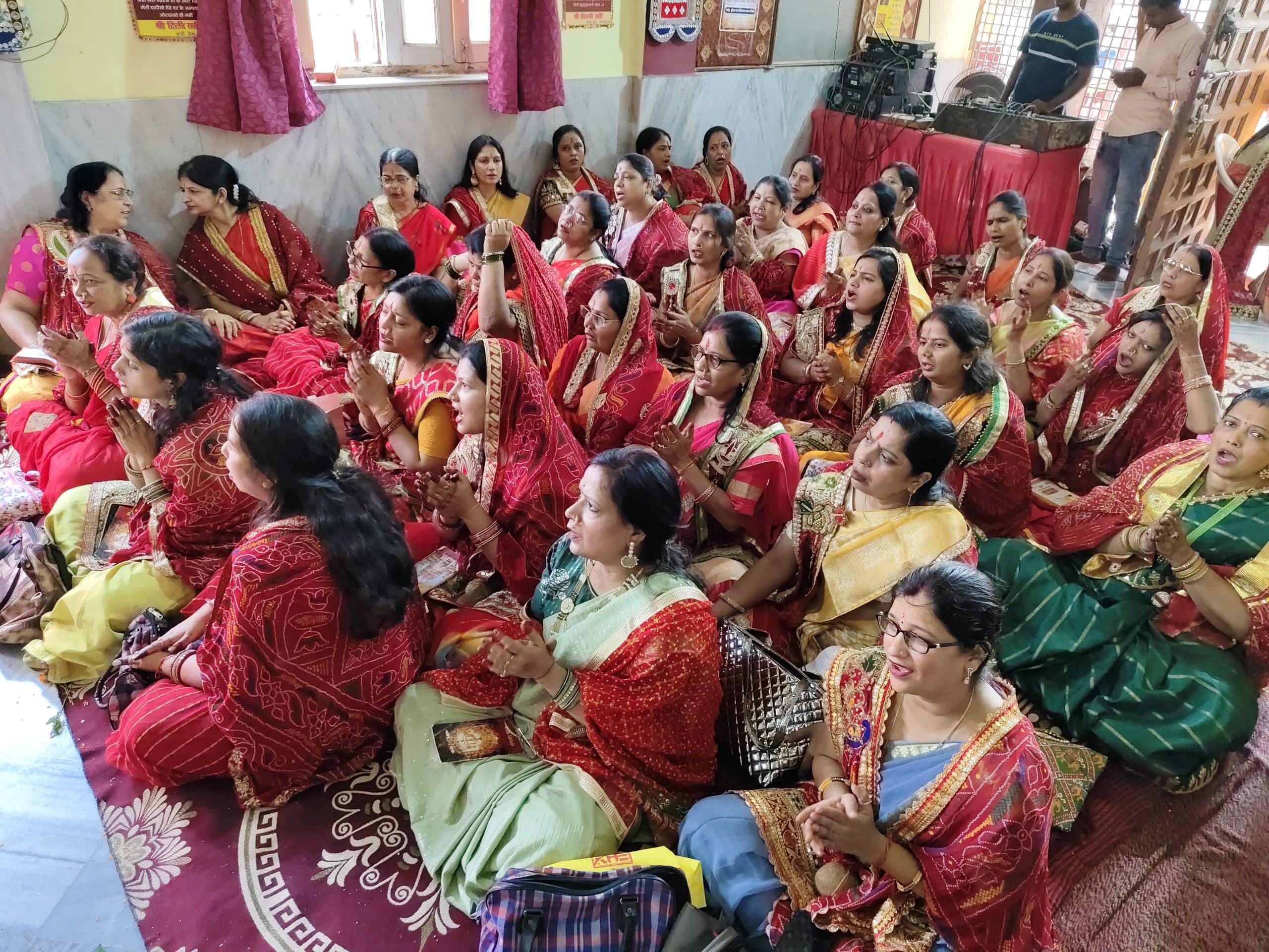 भजन-कीर्तन के साथ दादी जी का विशेष शृंगार, आज महाआरती