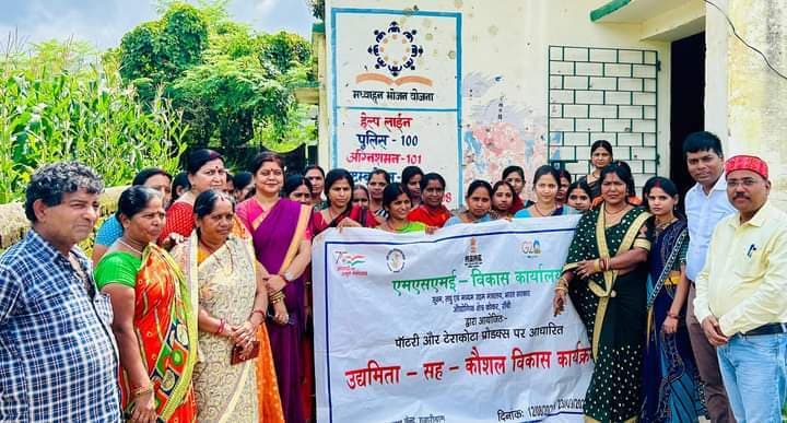 कारीगरों को दी जा रही है उन्नत तकनीक की जानकारी