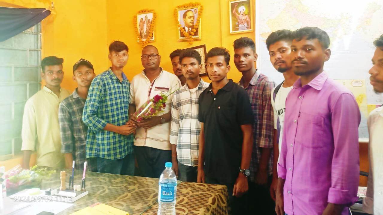 केकेएम कॉलेज के छात्रों ने की लाइब्रेरी खोलने की मांग